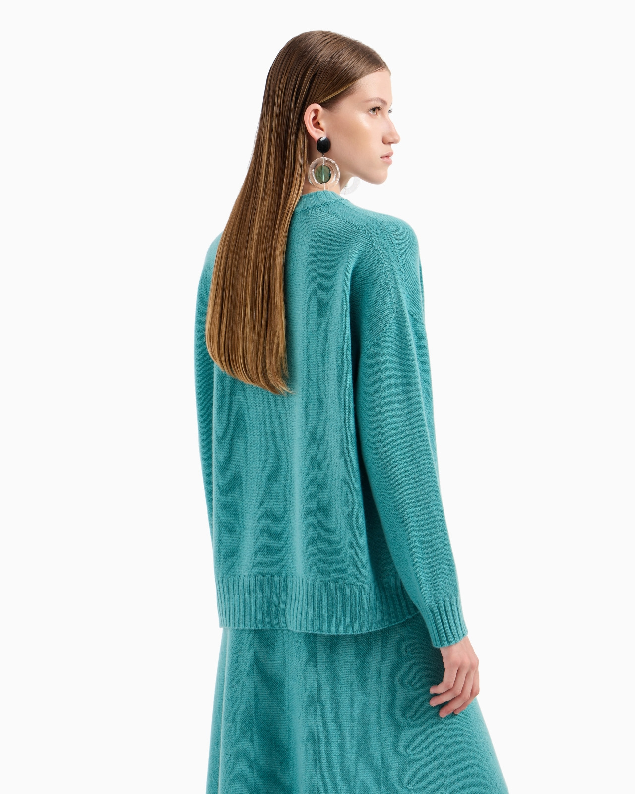 Plain-knit, virgin-wool, seamless V-neck jumper - 3