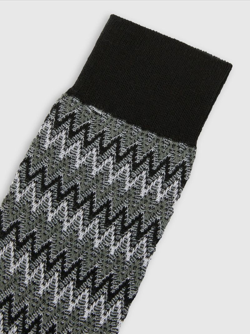 Short socks in cotton blend with zig-zag pattern. 3