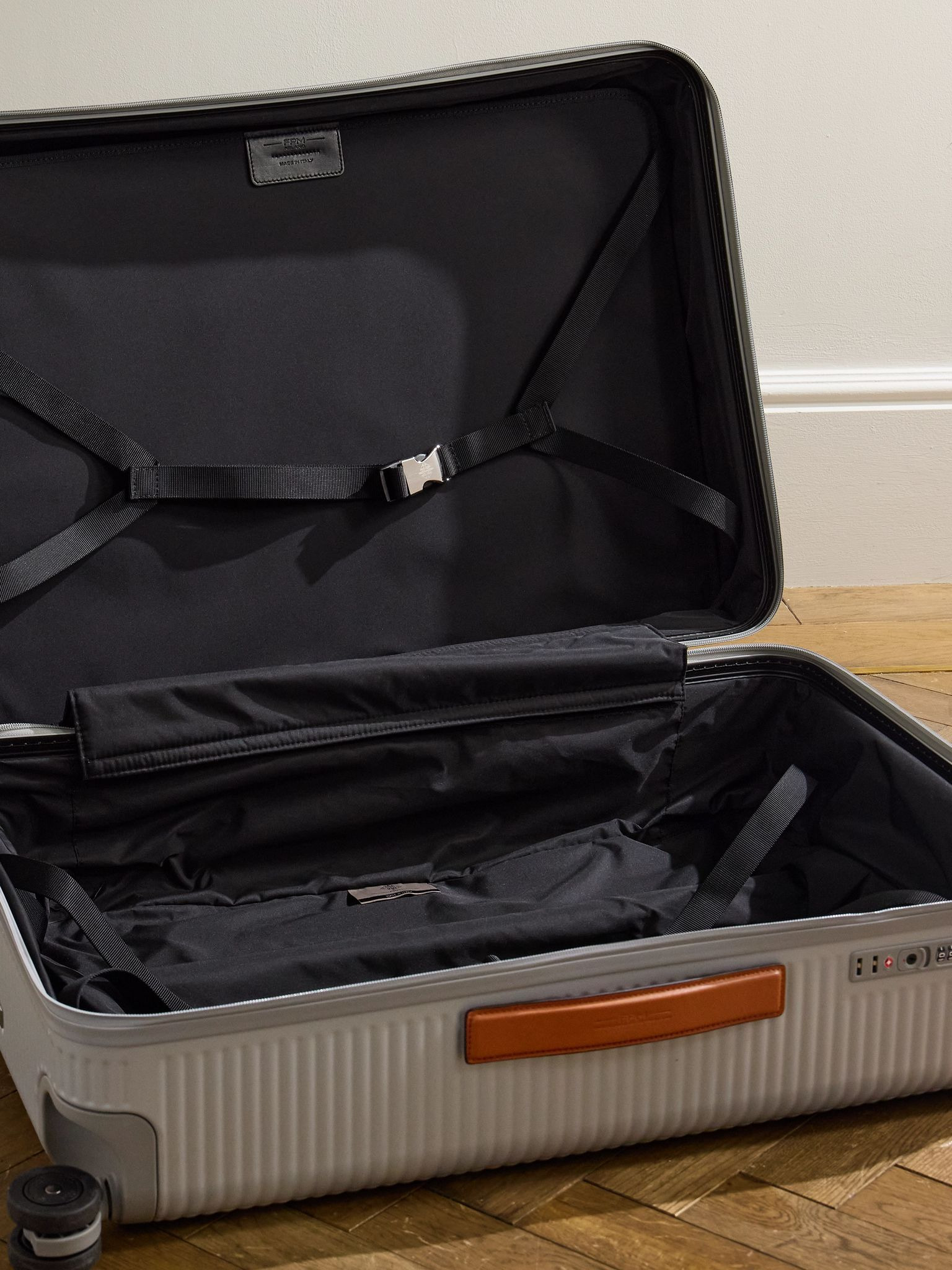 Bank Zip Deluxe 76cm Leather-Trimmed Polycarbonate Spinner Suitcase Gray - 3