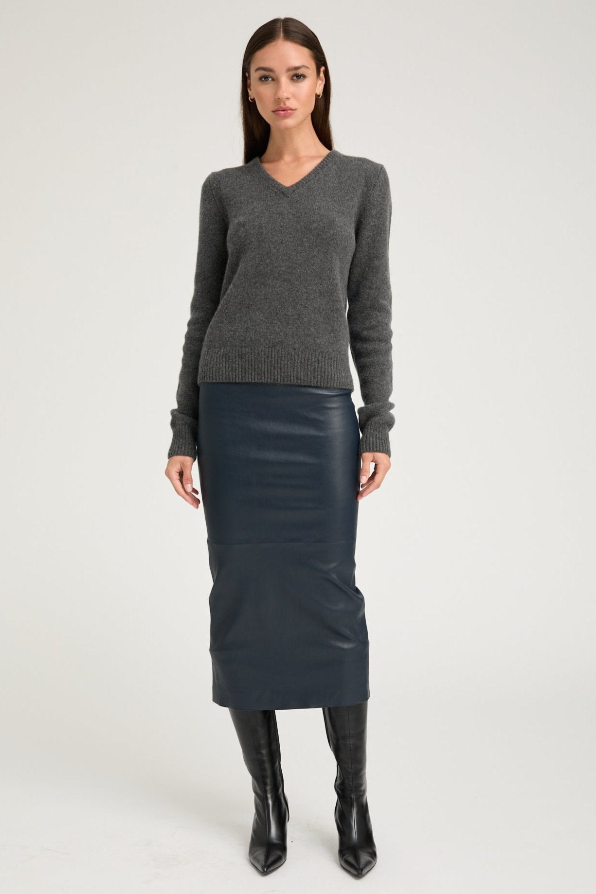 CHARCOAL CASHMERE HEAVY V-NECK SWEATER - 2