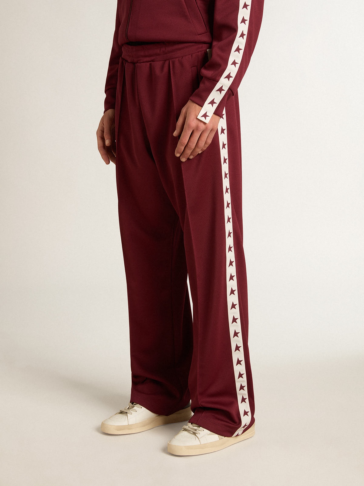 Men’s burgundy joggers with stars on the sides - 2