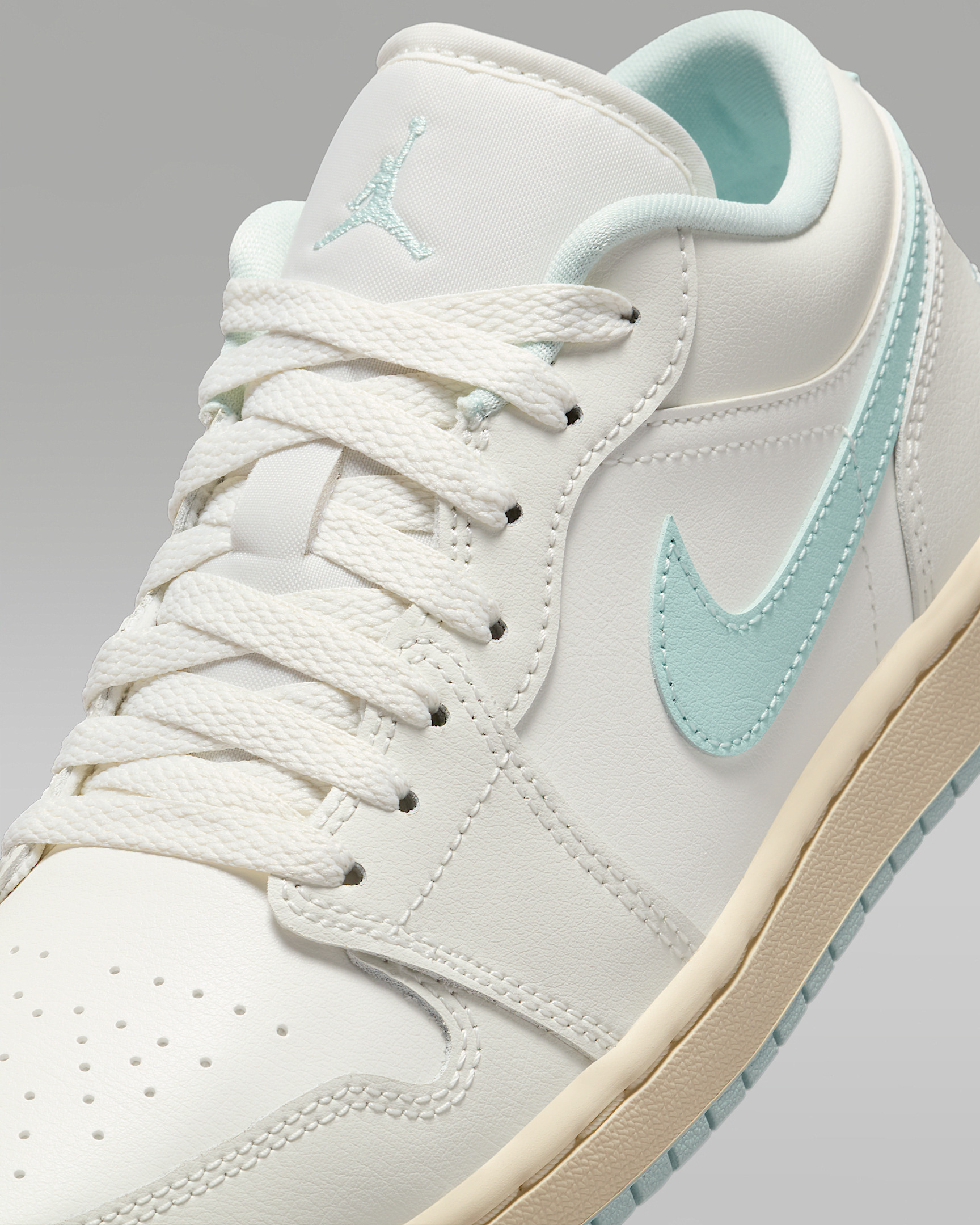 Air Jordan 1 Low Women's Shoes - 7