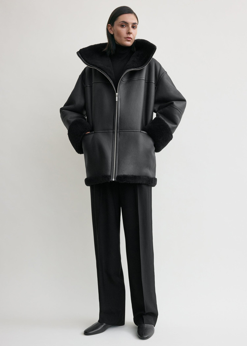 Totême Signature shearling jacket black outlook