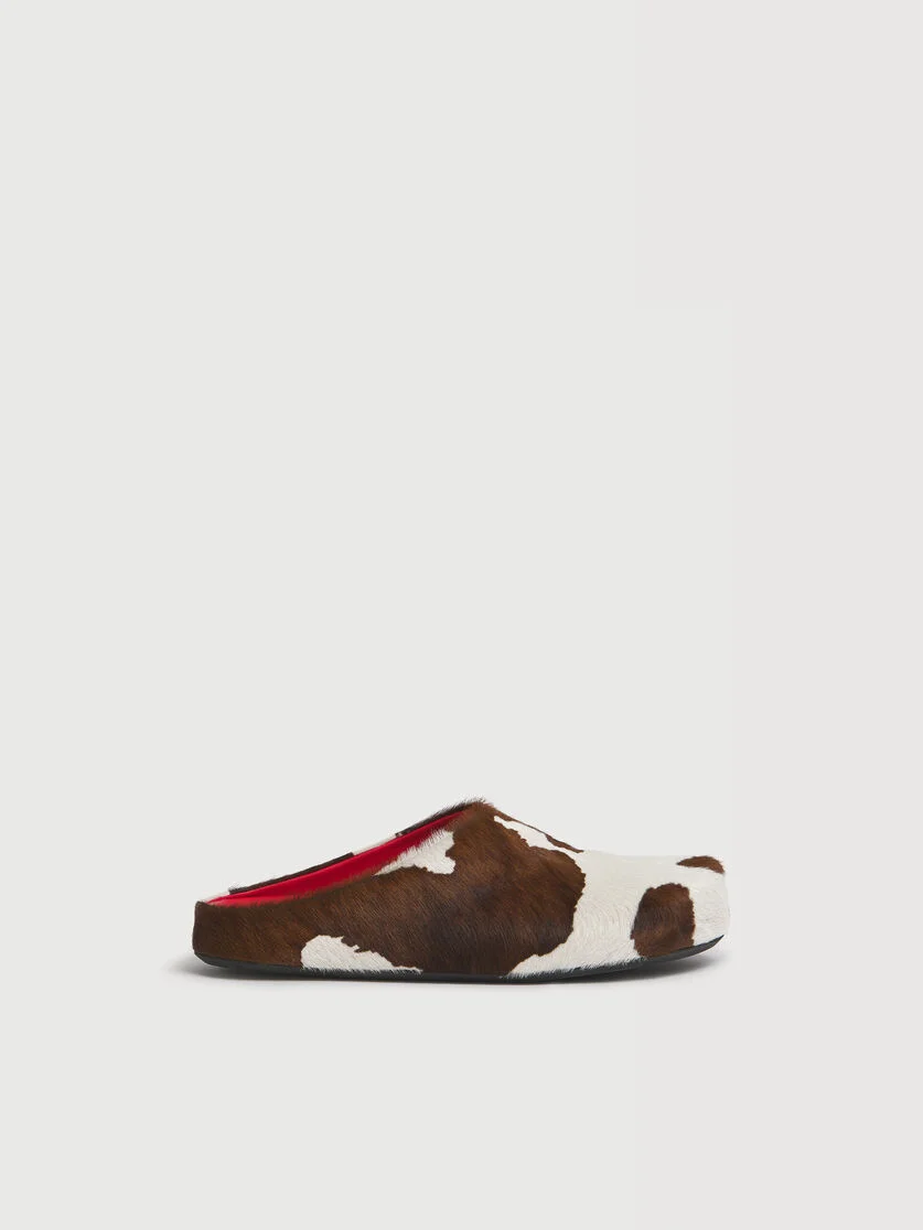 WHITE AND BROWN COW-PRINT PONYHAIR FUSSBETT SABOT - 1