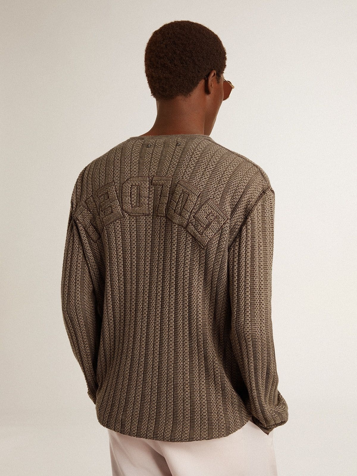 Men's travertine-colored sweater with 'Golden' patch lettering on the back - 4