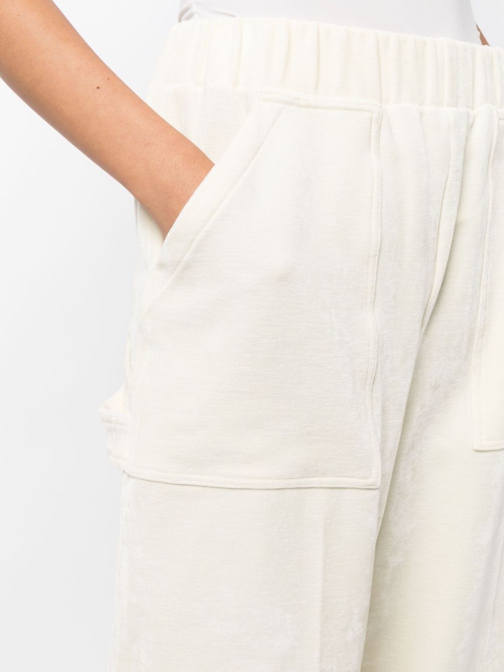 elasticated-waistband velvet-finish flared trousers - 5