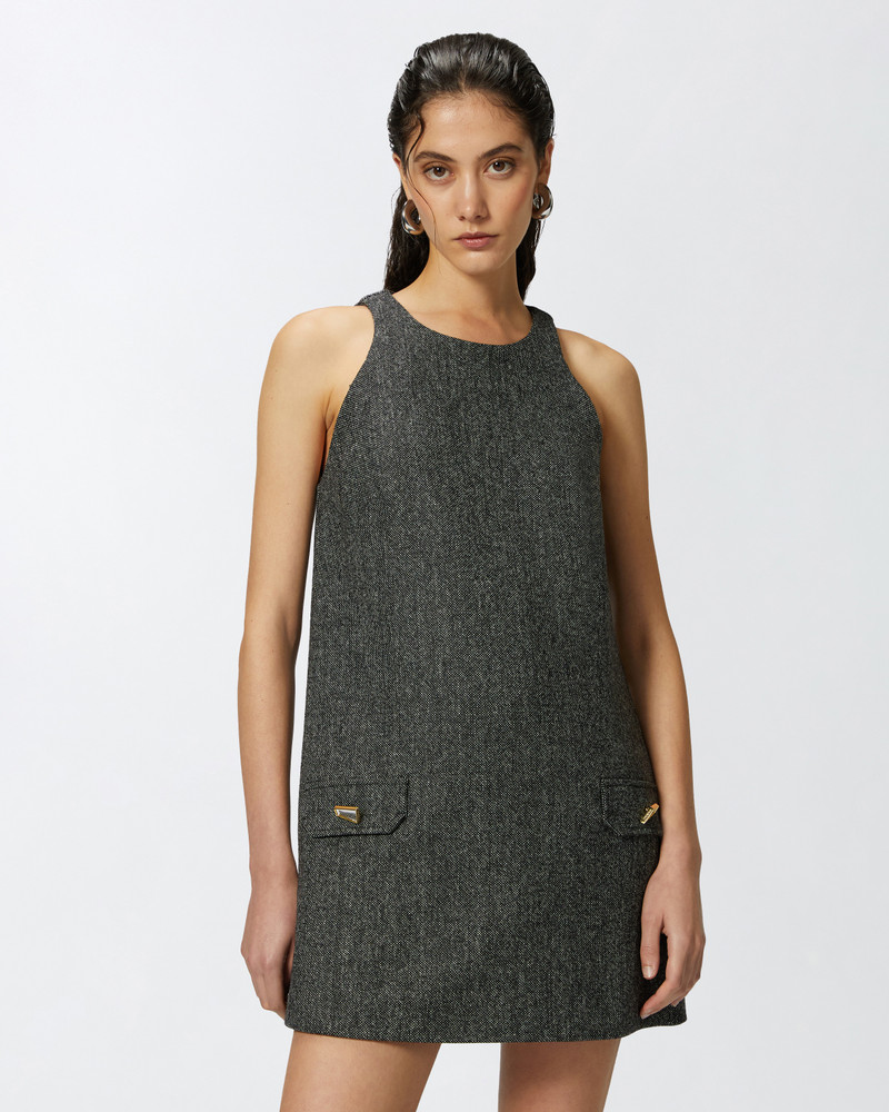 MIRROR-FINISH 단추를 가진 SHORT PINAFORE DRESS 3