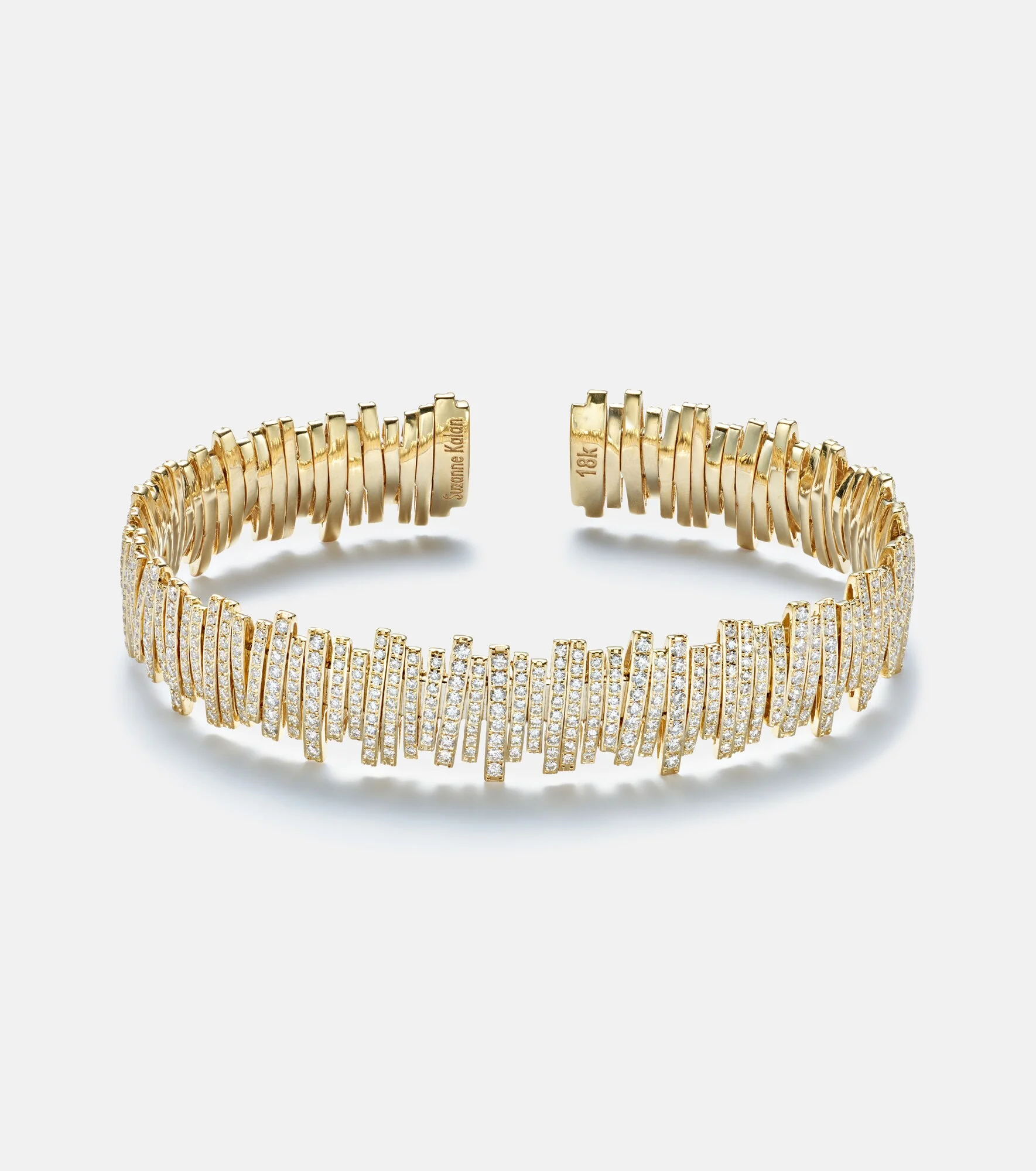 Classic Medium 18kt gold cuff bracelet with diamonds - 1