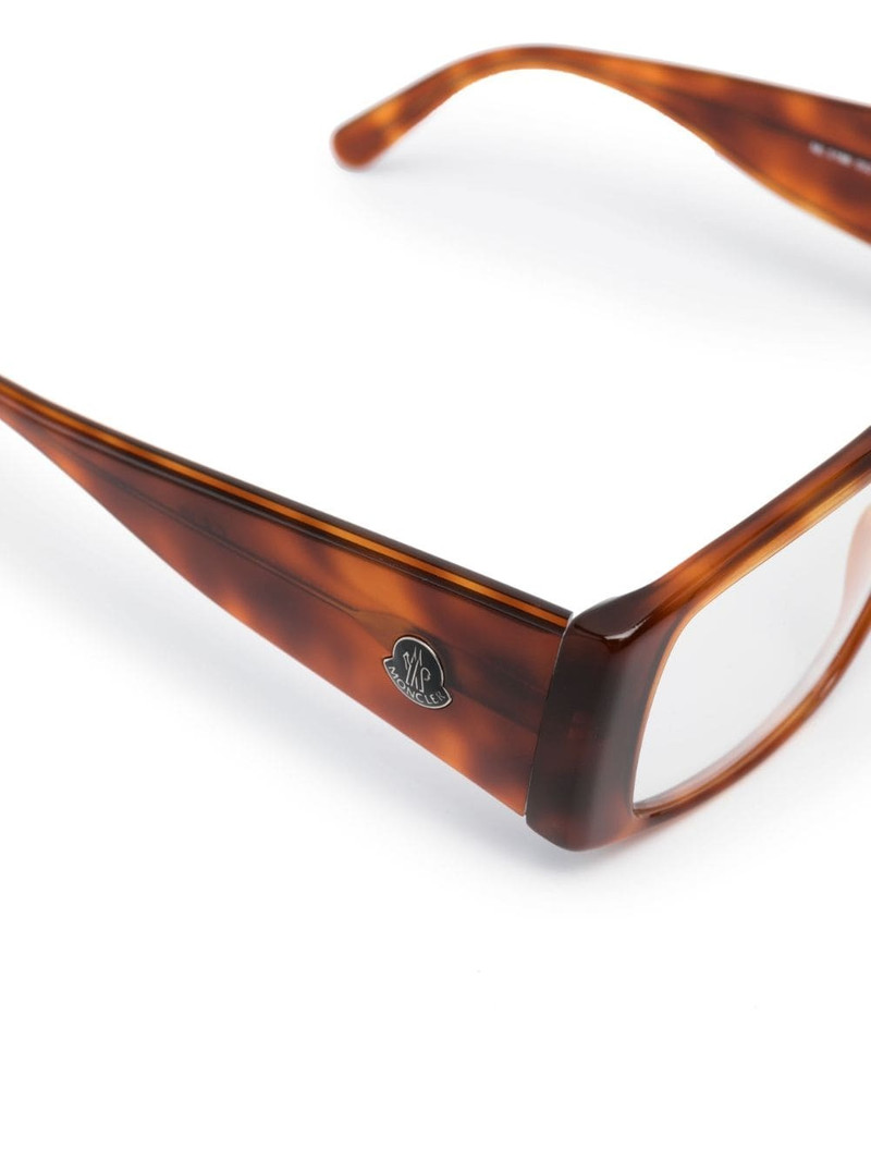 tortoiseshell-effect glasses 3