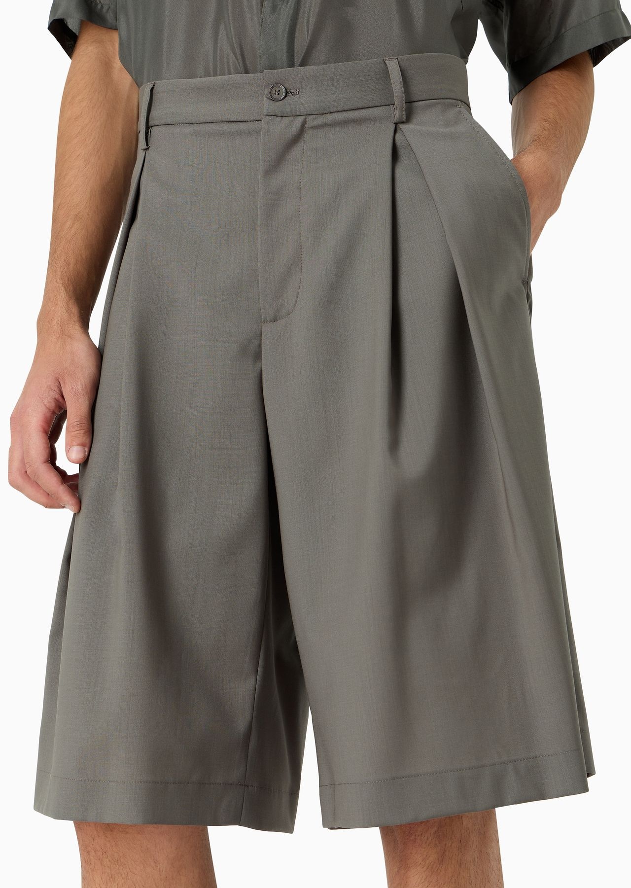 ASV super-light sustainable virgin-wool Bermuda shorts with godet pleats - 5