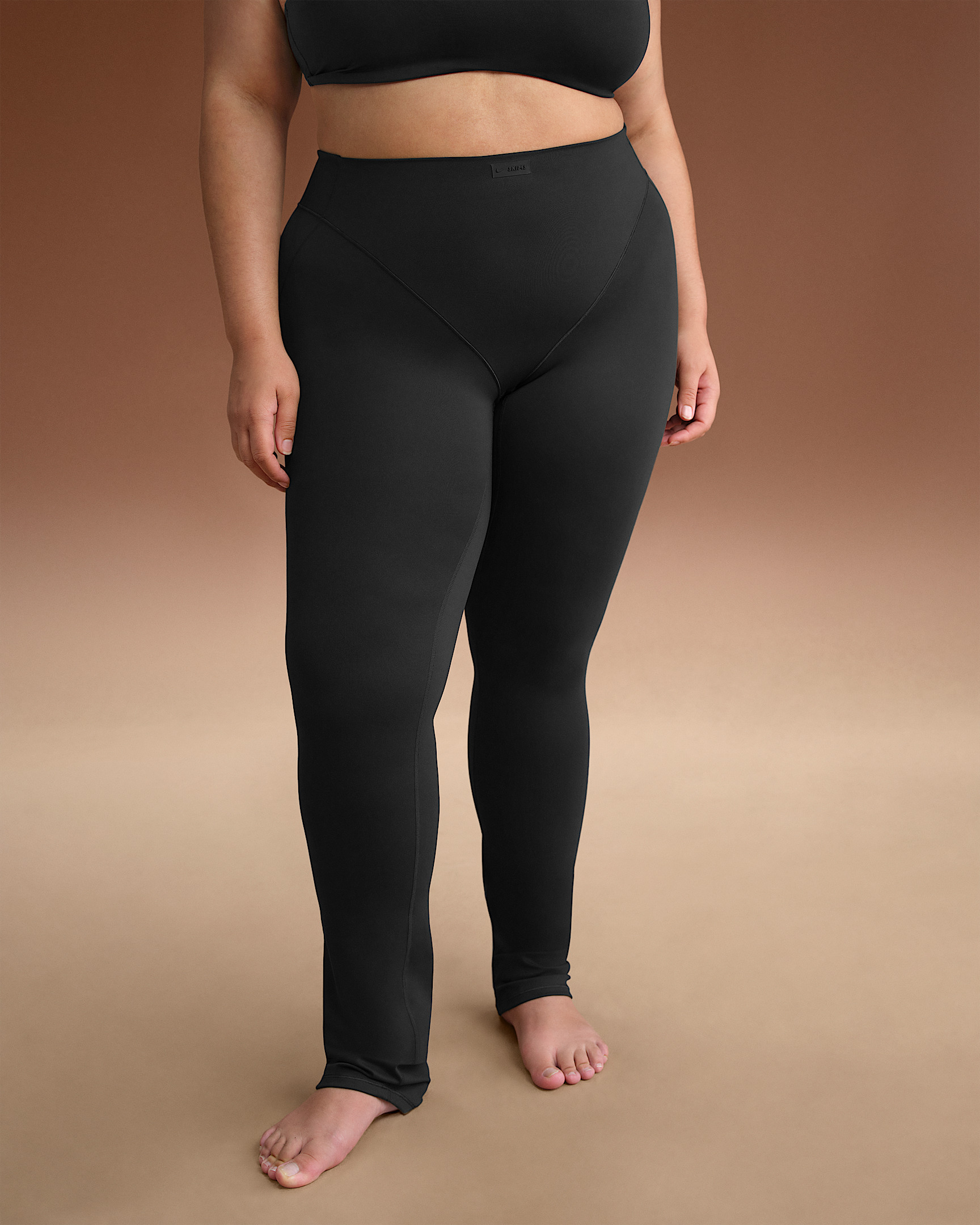 NikeSKIMS Matte Women's High-Waisted V-Panel Straight Leggings - 7