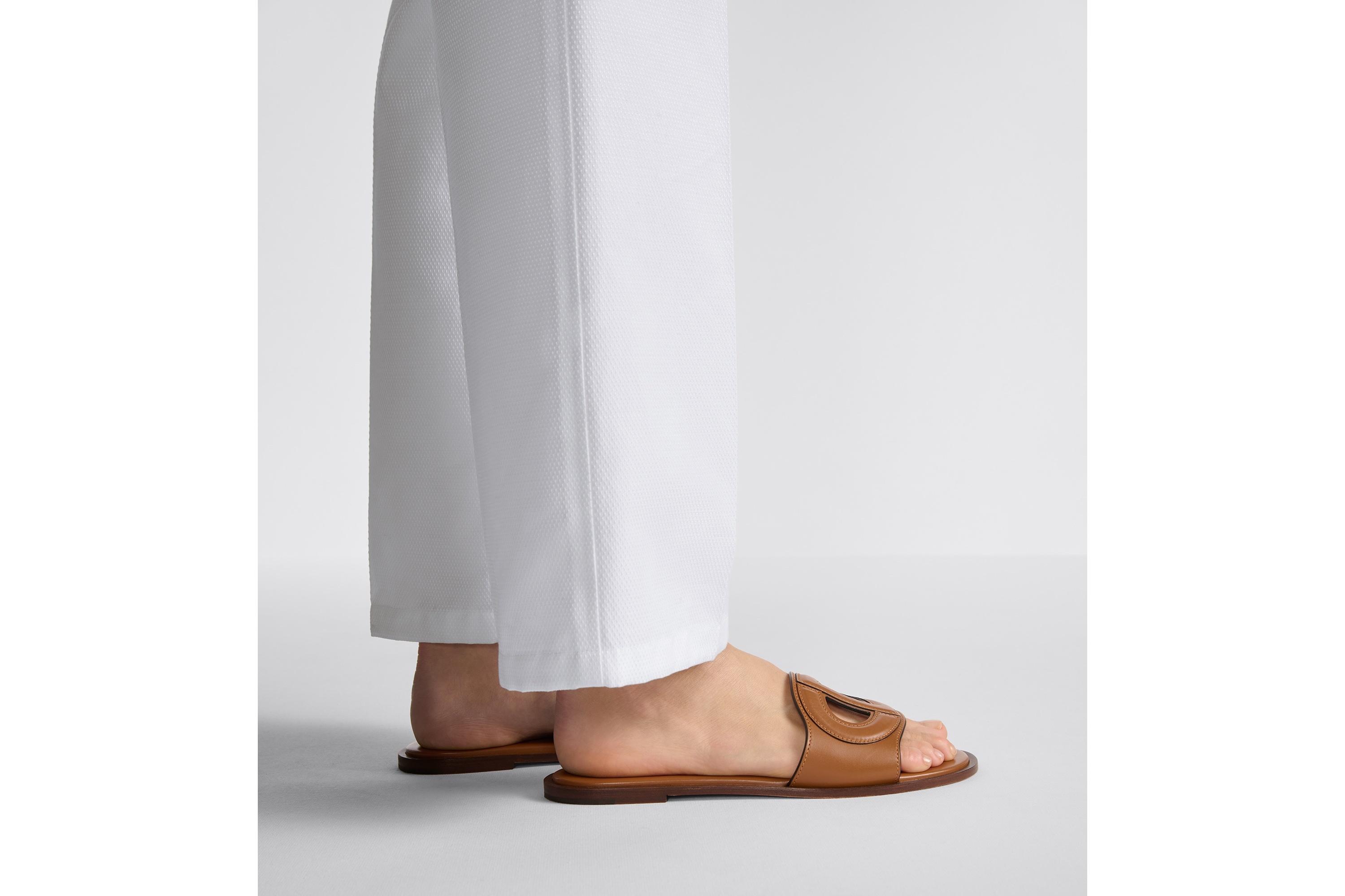 【シンプルで履きやすい♪】Dior D-Club スライド Women's D-Club slides | DIOR | 24S