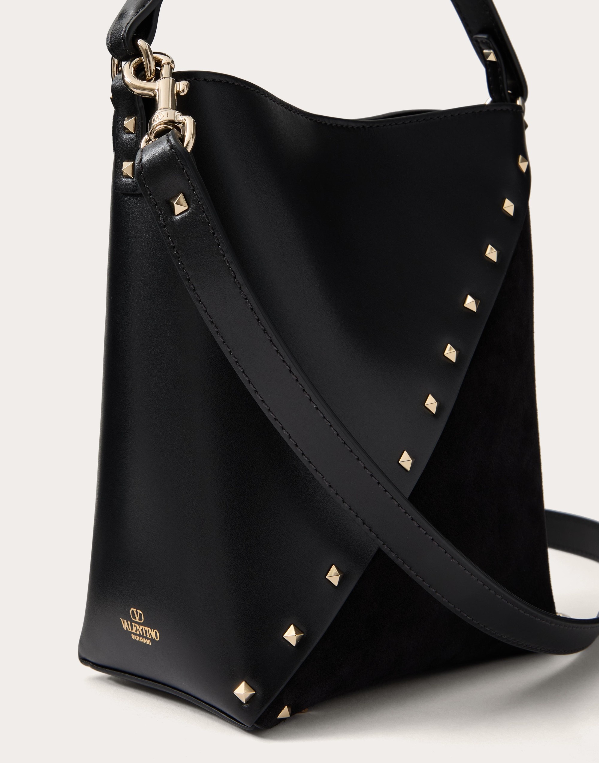 VALENTINO GARAVANI VALENTINO GARAVANI ROCKSTUD WISPY BUCKET BAG IN CALFSKIN AND SUEDE - 8