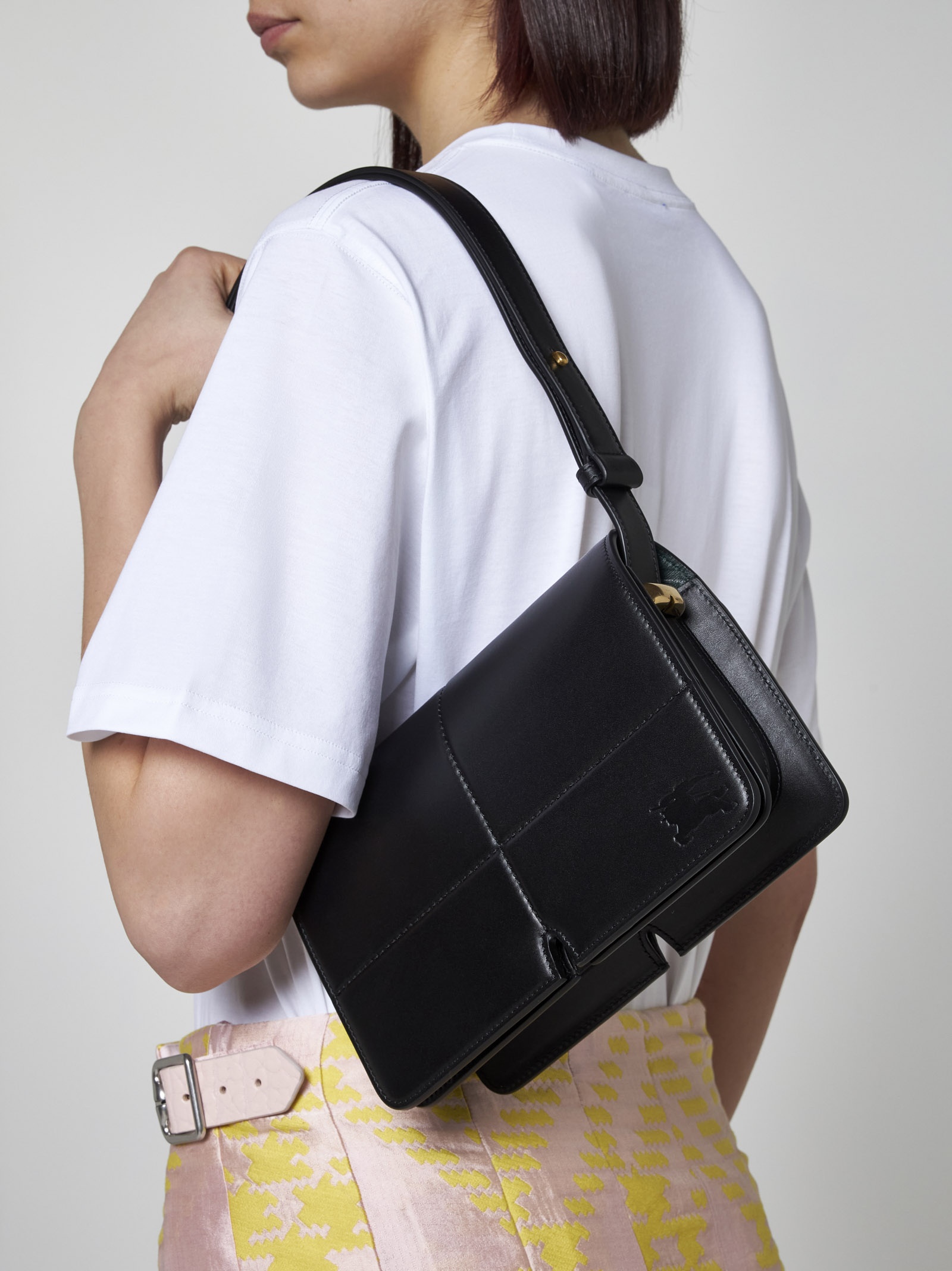 ショルダーバッグ・ポシェット Burberry Black leather Snip shoulder bag (8088916 A1189) Burberry Black Leather Snip Shoulder Bag – LOZURI®