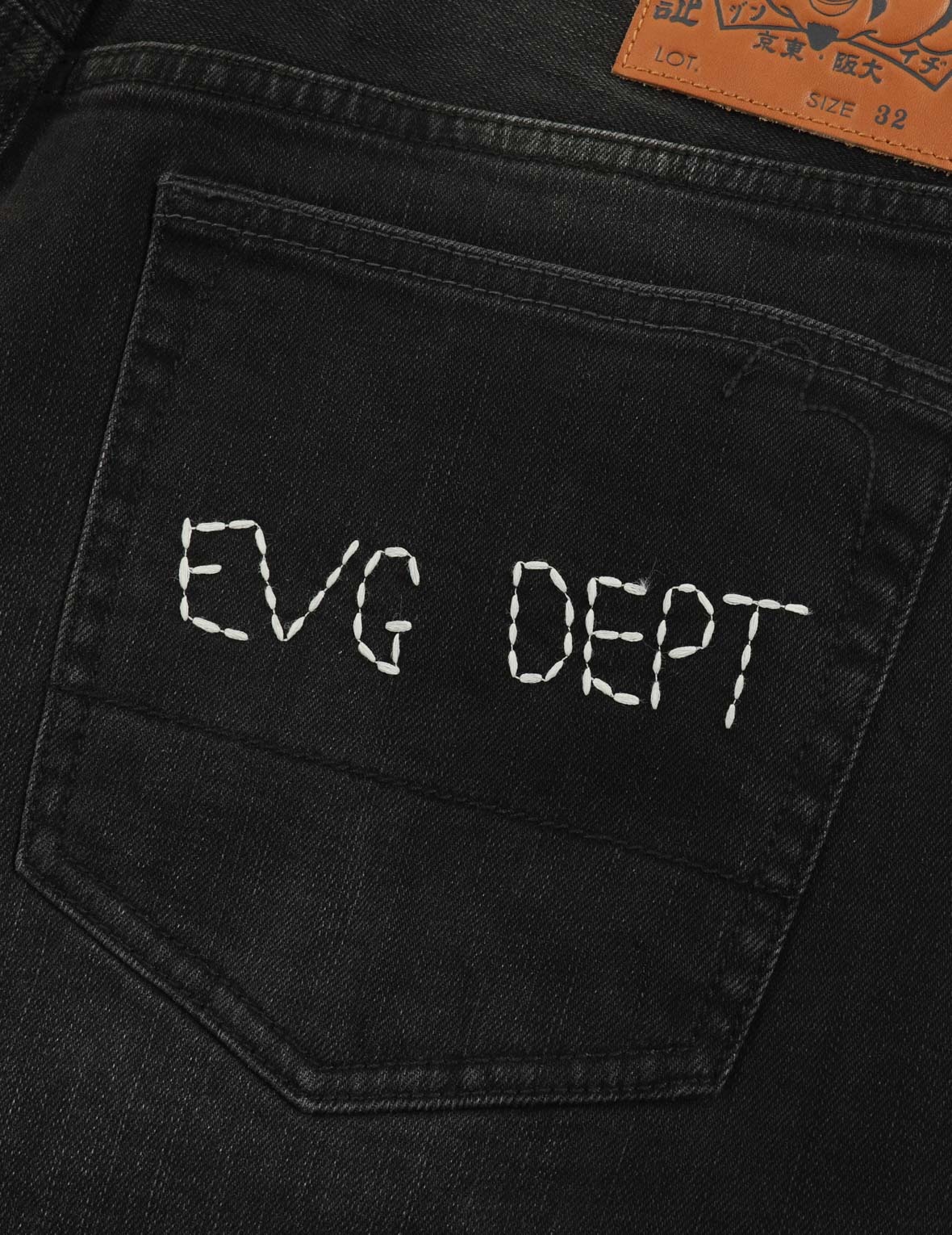 SEAGULL APPLIQUÉ EMBROIDERY AND GODHEAD PRINT
RELAX FIT DENIM SHORTS - 8