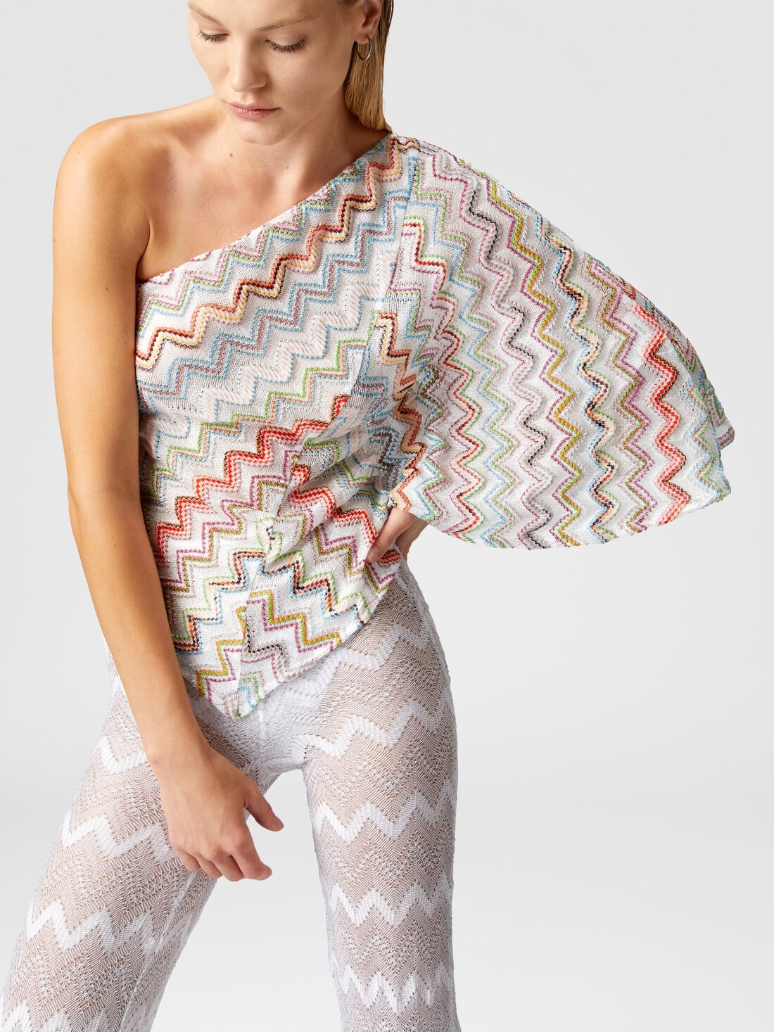 One-shoulder top with 3D lamé zig zag and wide sleeves - 4