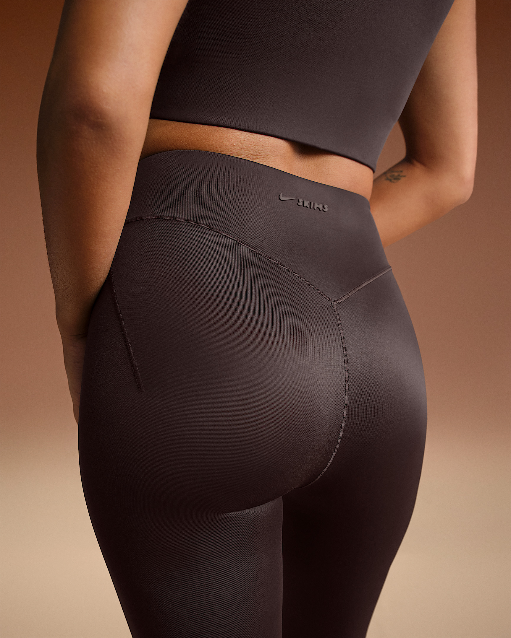 NikeSKIMS Shine Women's High-Waisted Bonded 26" Leggings - 3