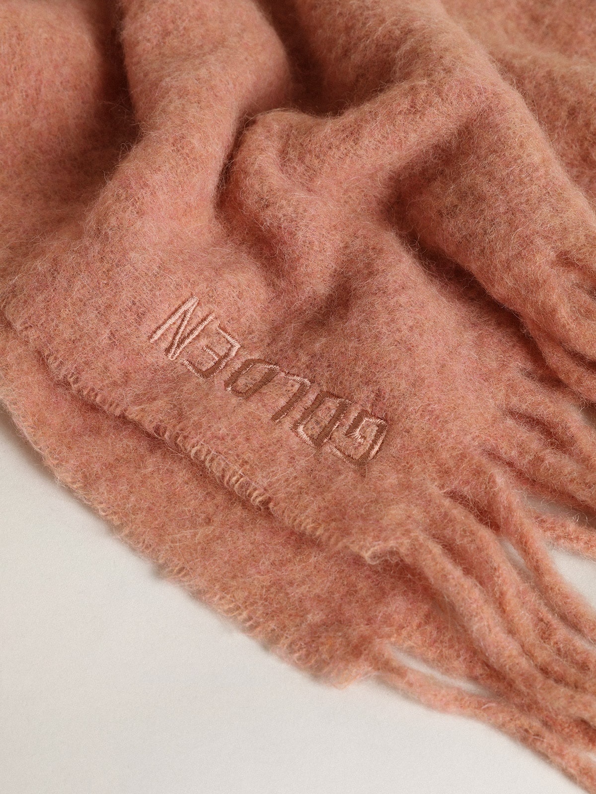 Powder pink wool scarf with fringe and ‘Golden’ lettering - 2