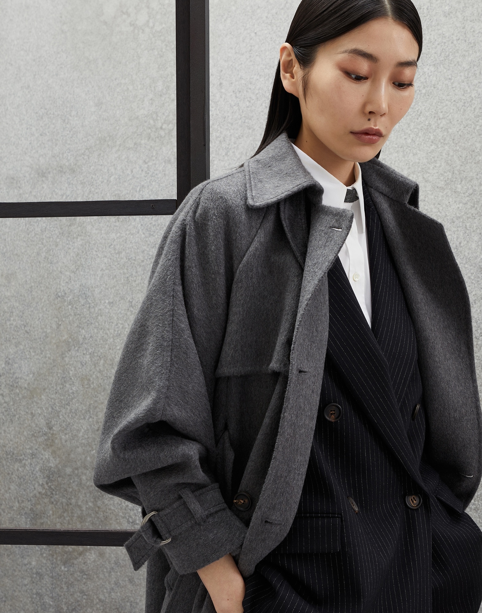 Handcrafted coat in cashmere beaver double cloth with precious button tab - 4