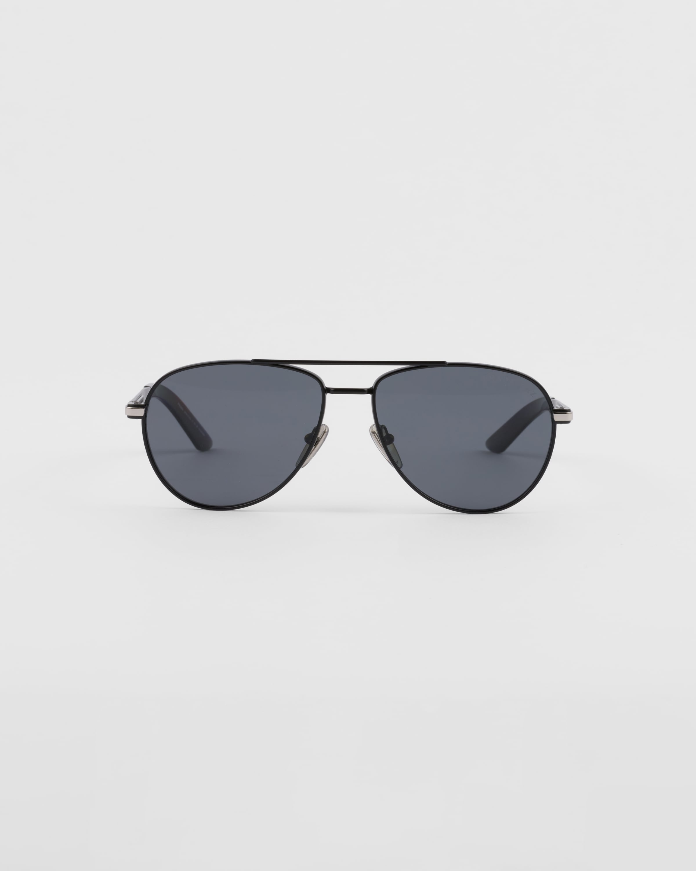 Sunglasses with iconic metal plaque