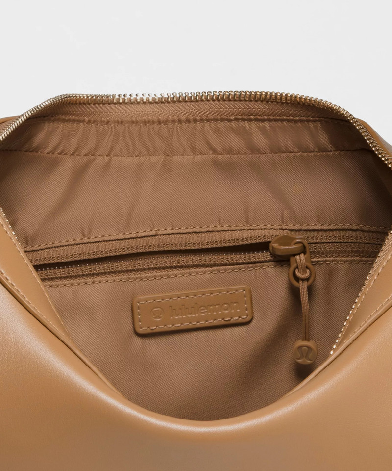 City Essentials Shoulder Bag 4L *Smooth Leather Alternative 5