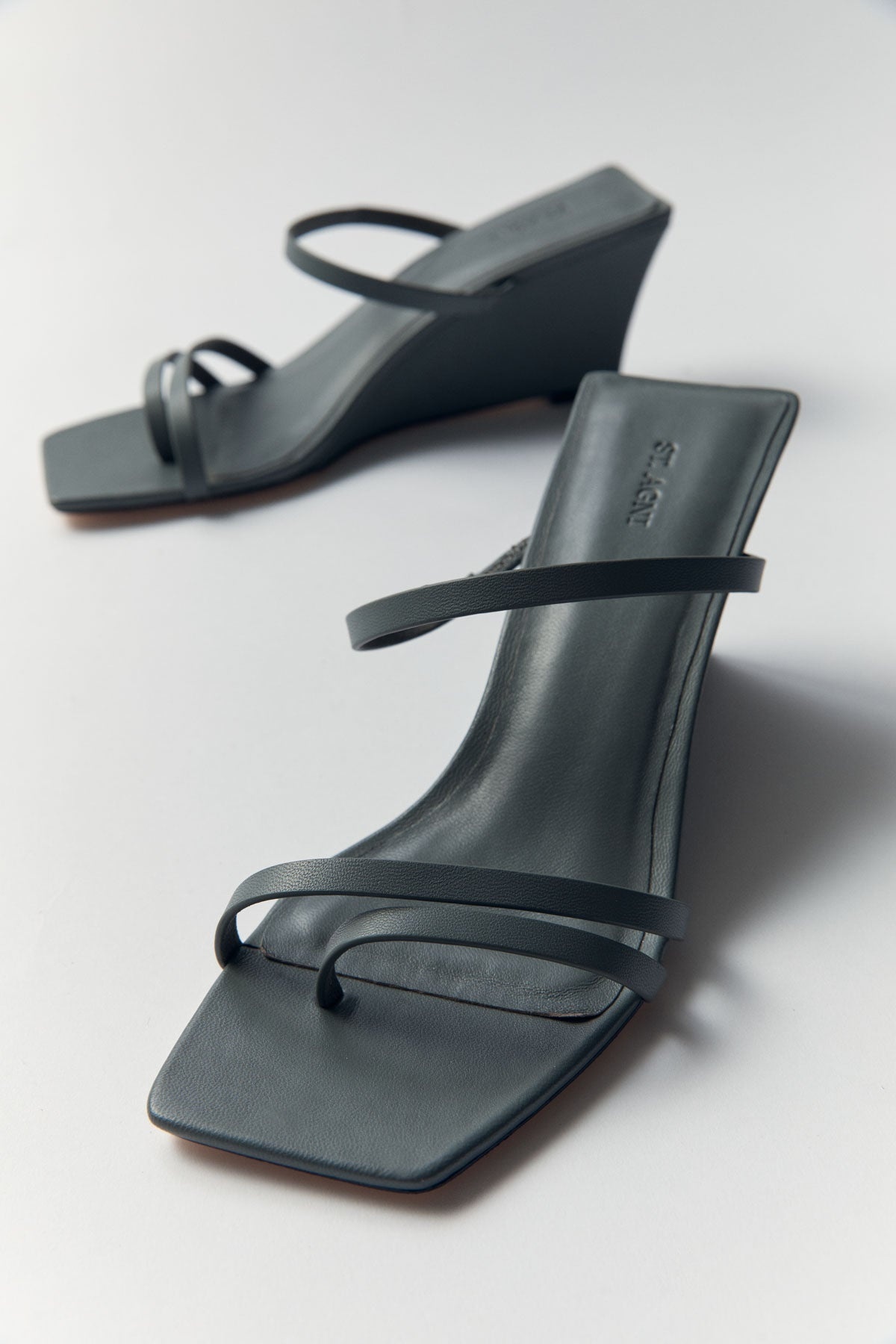 Minimal Wedge Heel - Castor Grey - 1