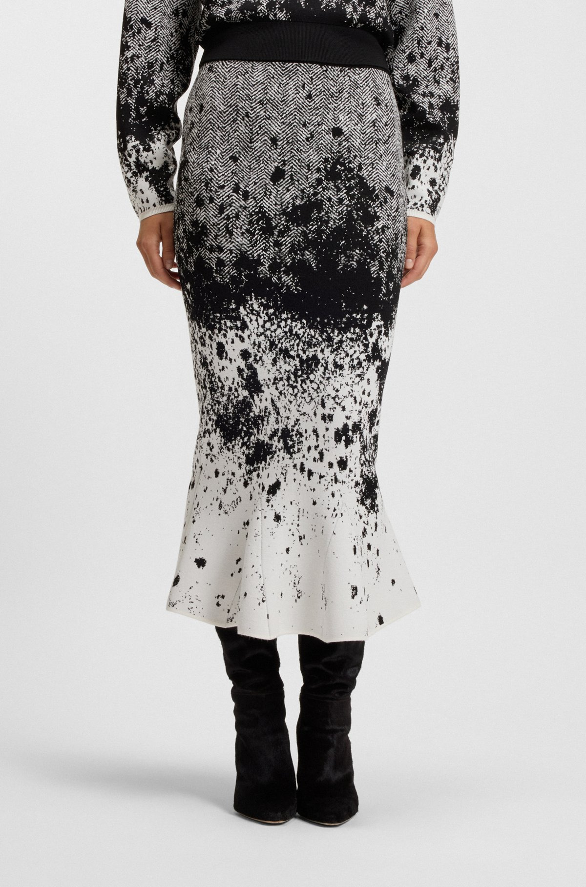 KNITTED TULIP SKIRT IN LUSTROUS STRETCH FABRIC - 2
