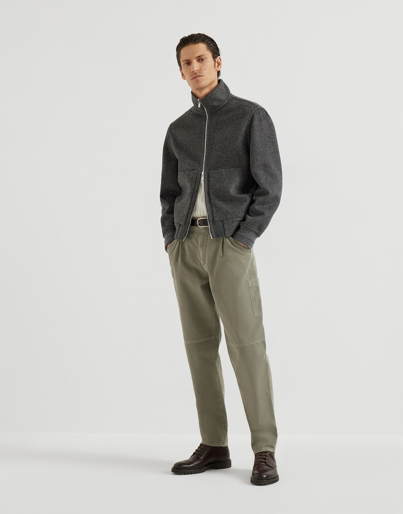 Twisted cotton gabardine ergonomic trousers with patch pockets - 4