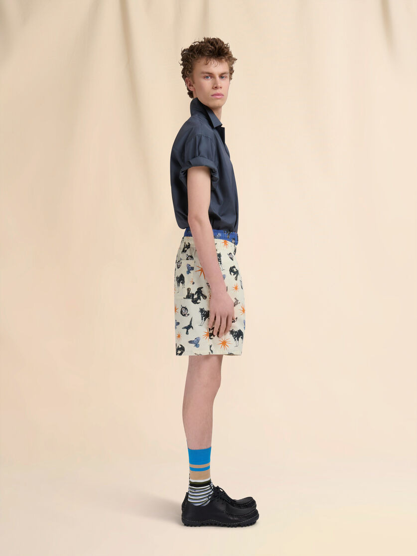 BLUE POPLIN BERMUDA SHORTS WITH WOLVES, RAVENS AND DOVES PRINT - 5