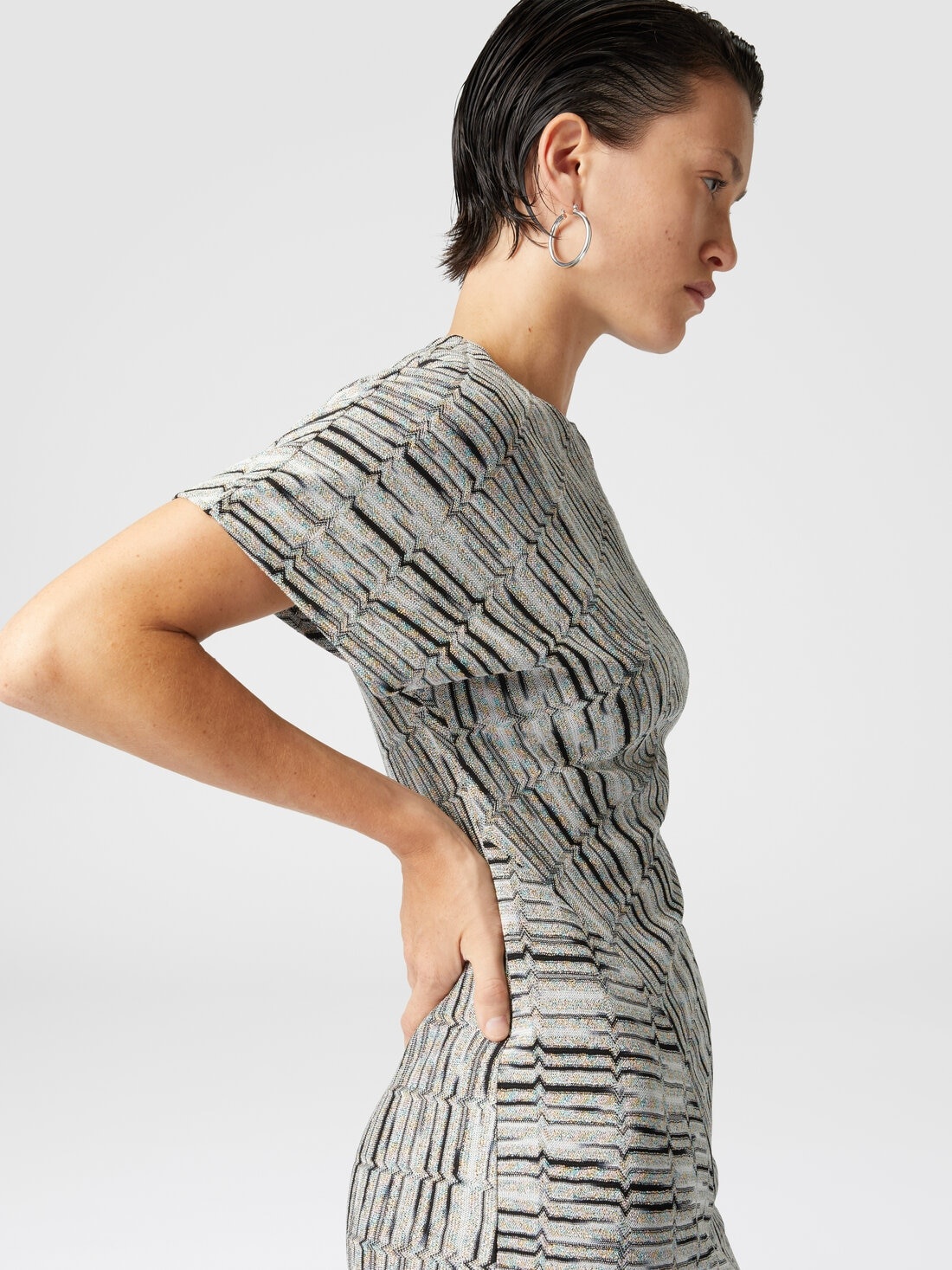 Short-sleeved mini-dress with Greek lamé motif and slit - 5