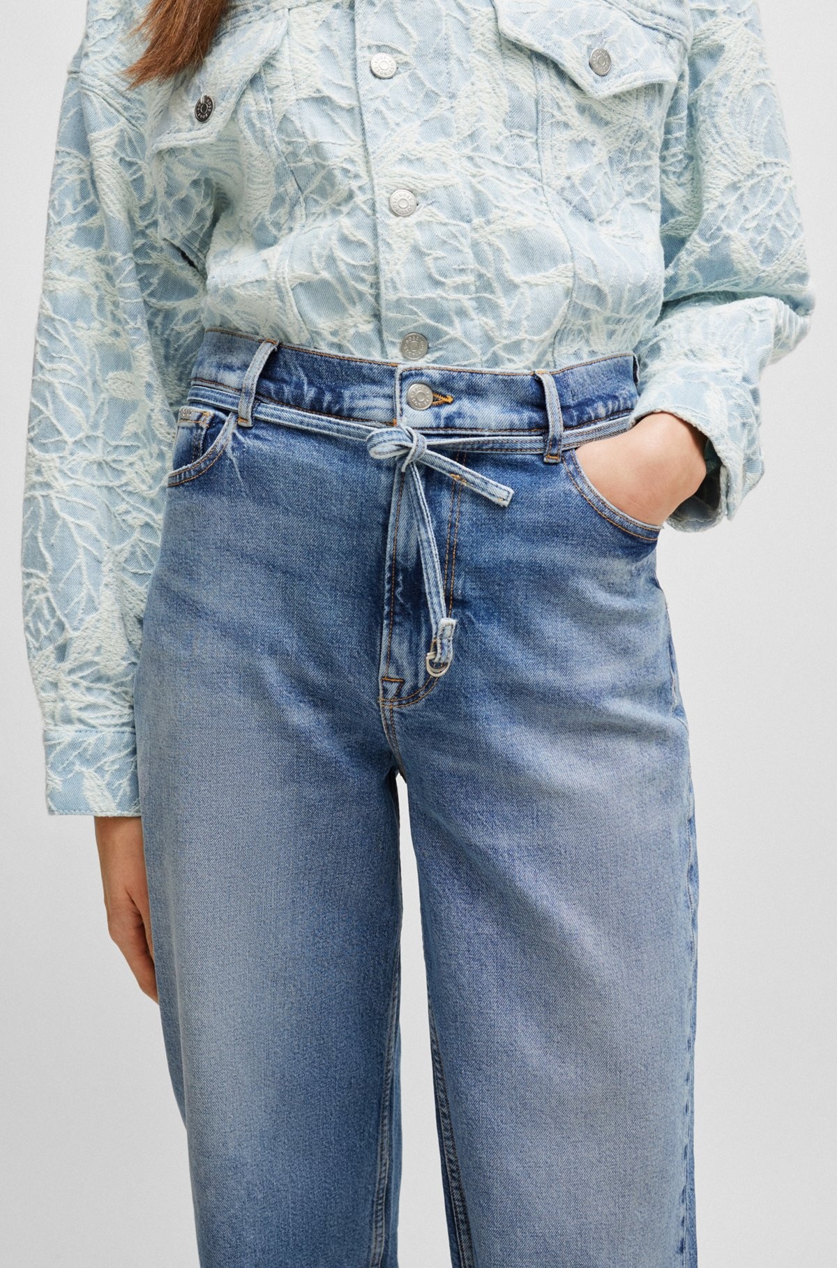 BLUE JEANS WITH BELT DETAIL - 5