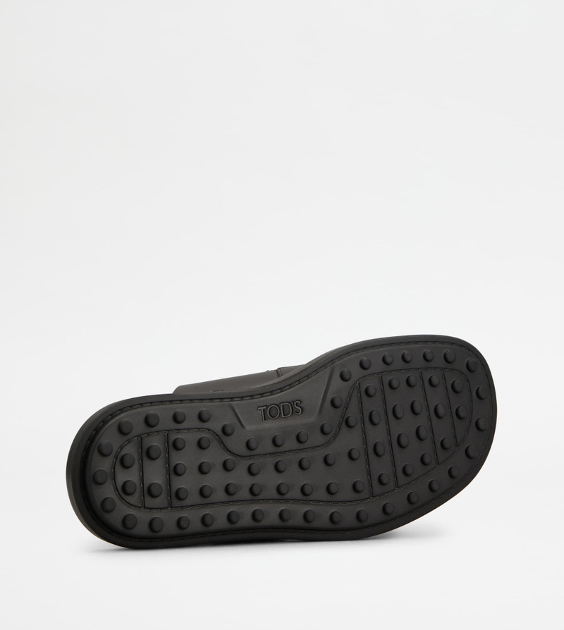SANDALS IN LEATHER - BLACK 4