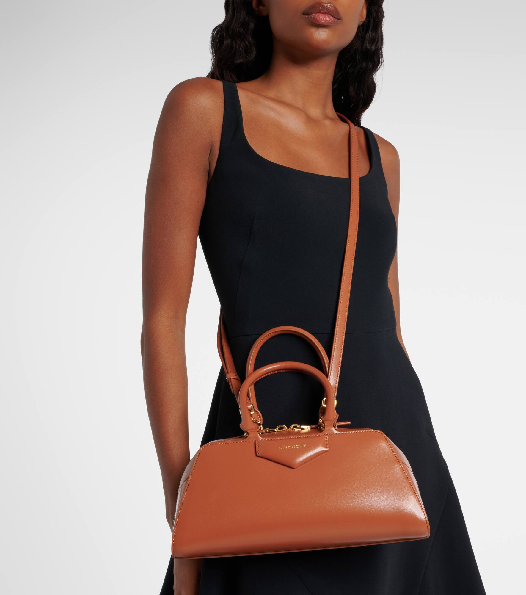 Antigona Small leather shoulder bag - 7