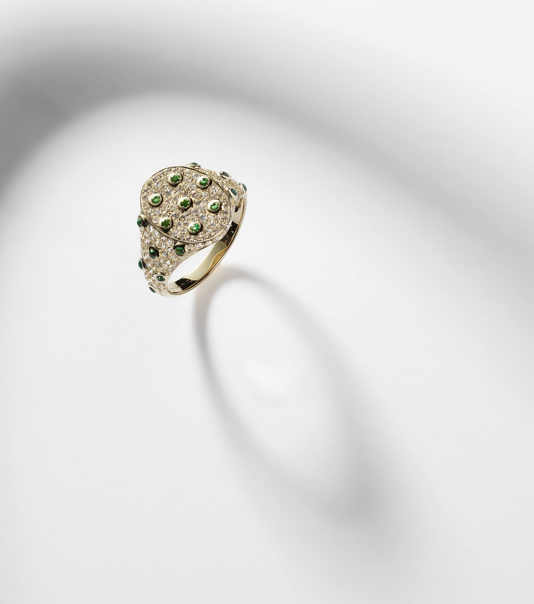 9kt gold ring with grey diamonds and tsavorites - 5