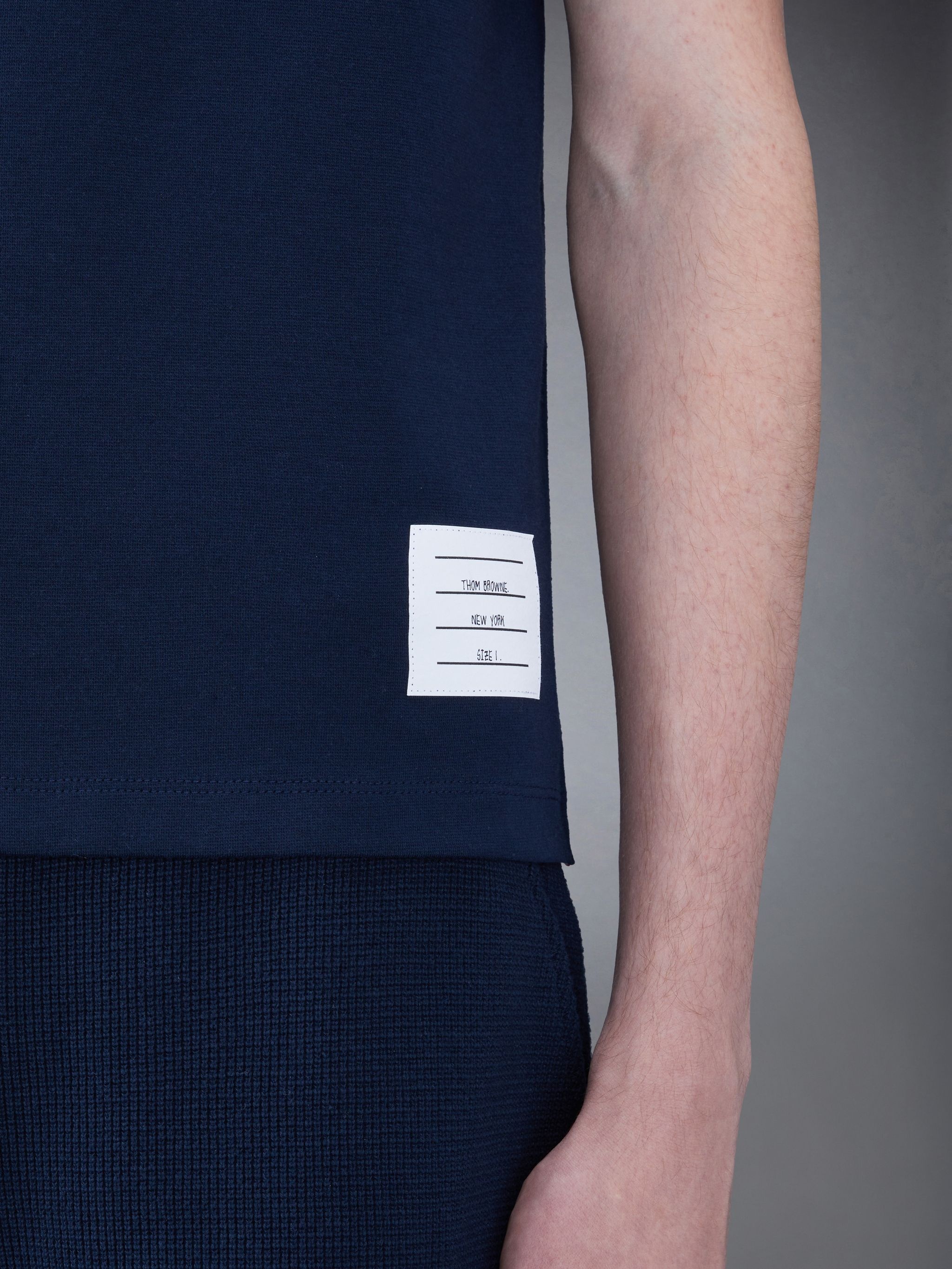 Thom Browne｜SHORT-SLEEVED ROUND NECK T-SHIRTS (MJS246A Thom Browne Short Sleeve Tee in Navy | FWRD