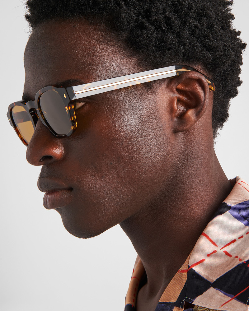 Sunglasses with iconic metal plaque 6