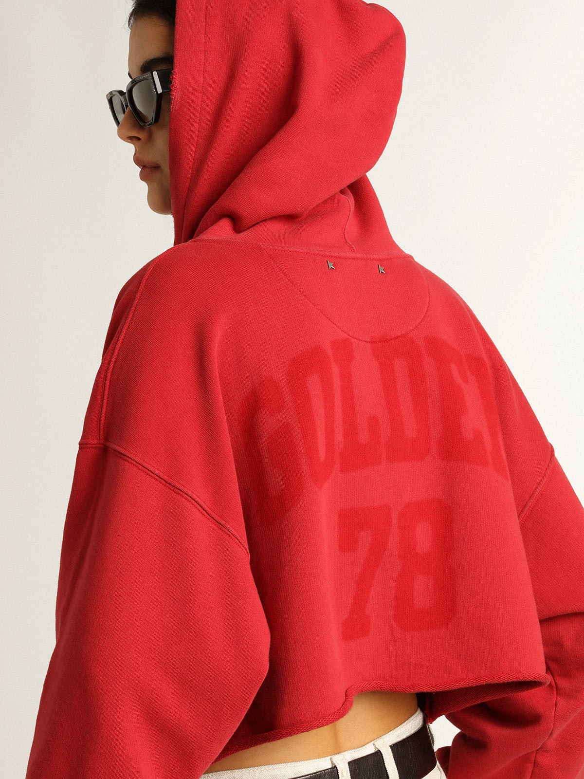 Cropped hooded sweatshirt in red - 4