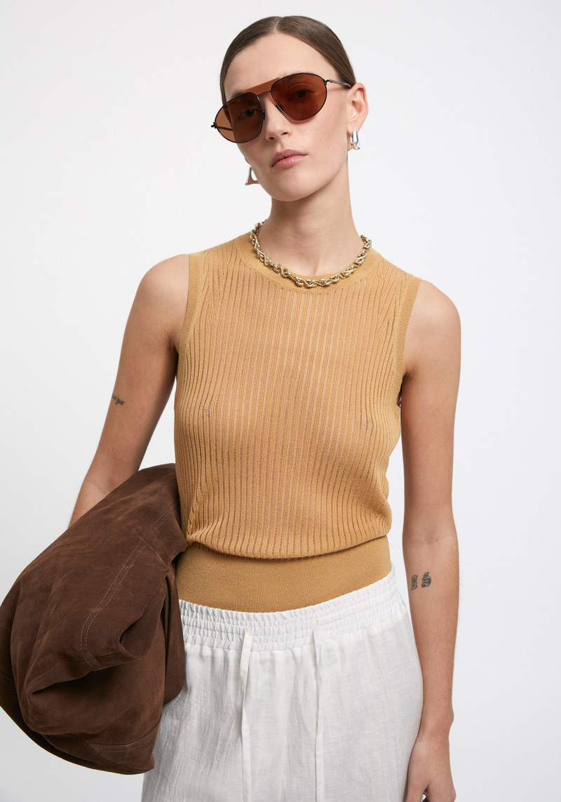 AERON IZZY
Ribbed vest outlook