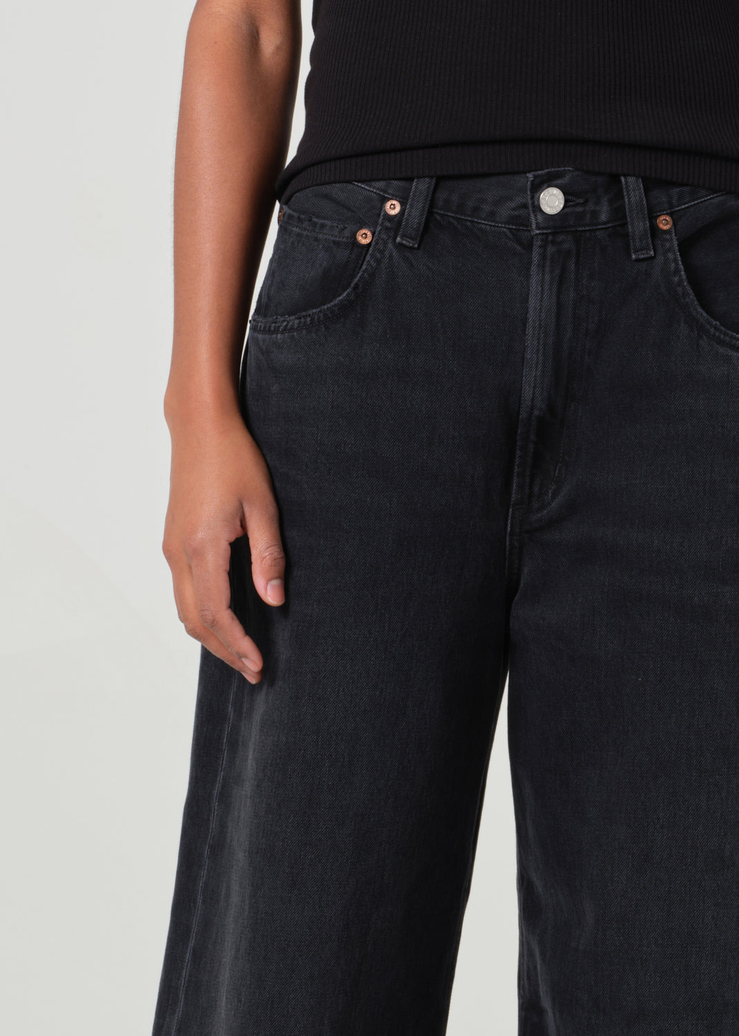 LOW CURVE JEAN IN BLACK TAR - 6
