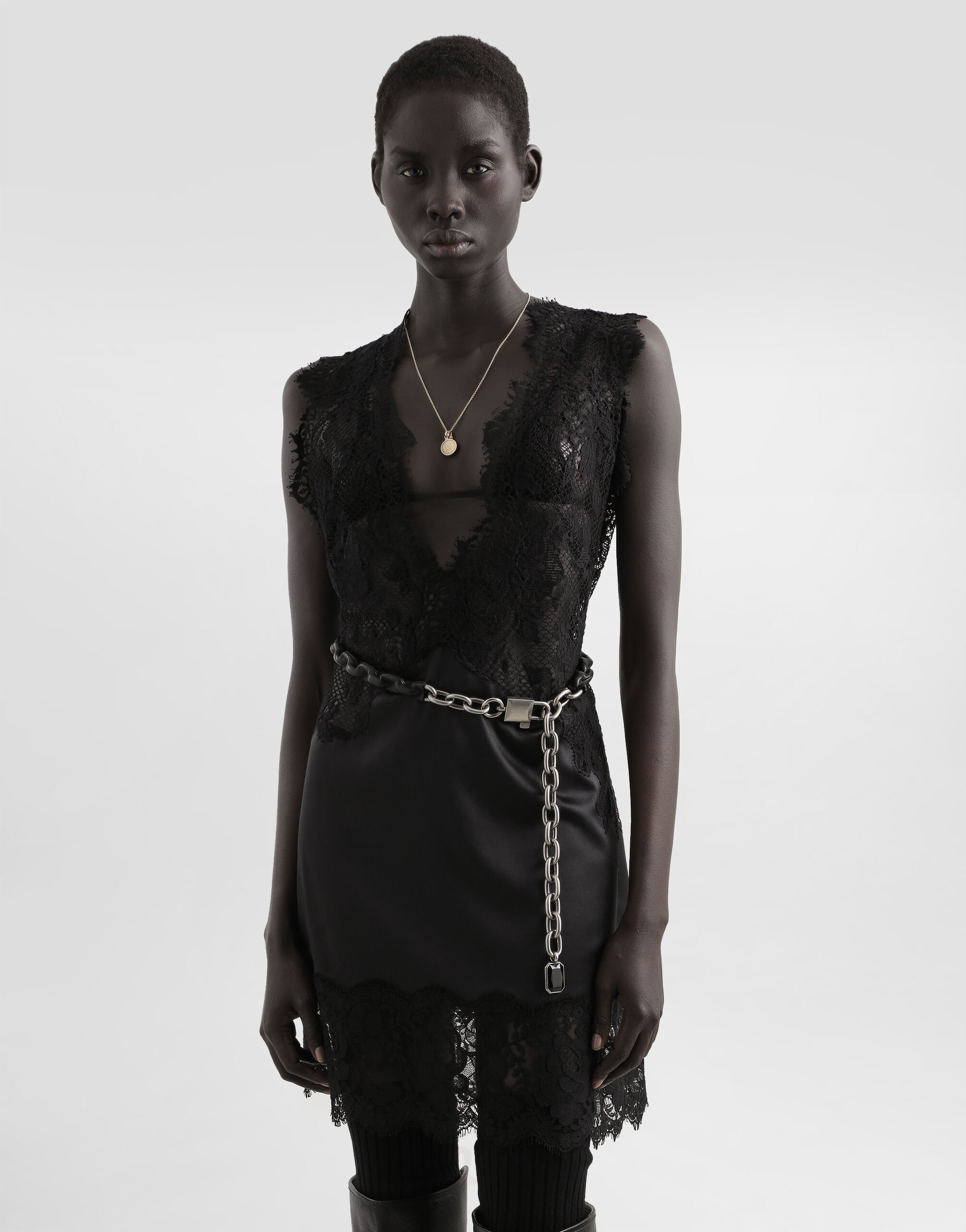 Short dress with lace - 4