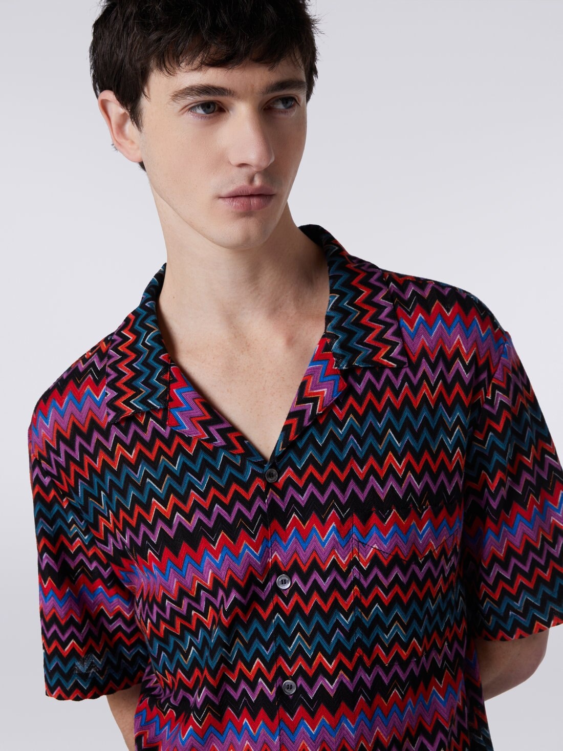 Short-sleeved bowling shirt in zigzag cotton and viscose - 5