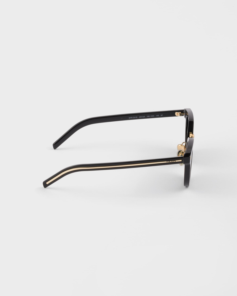 Sunglasses with the iconic metal plaque 4