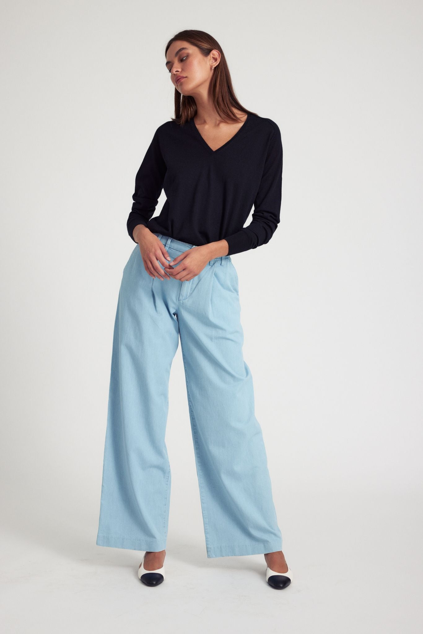 LIGHT BLUE CHAMBRAY PLEATED TROUSERS - 2