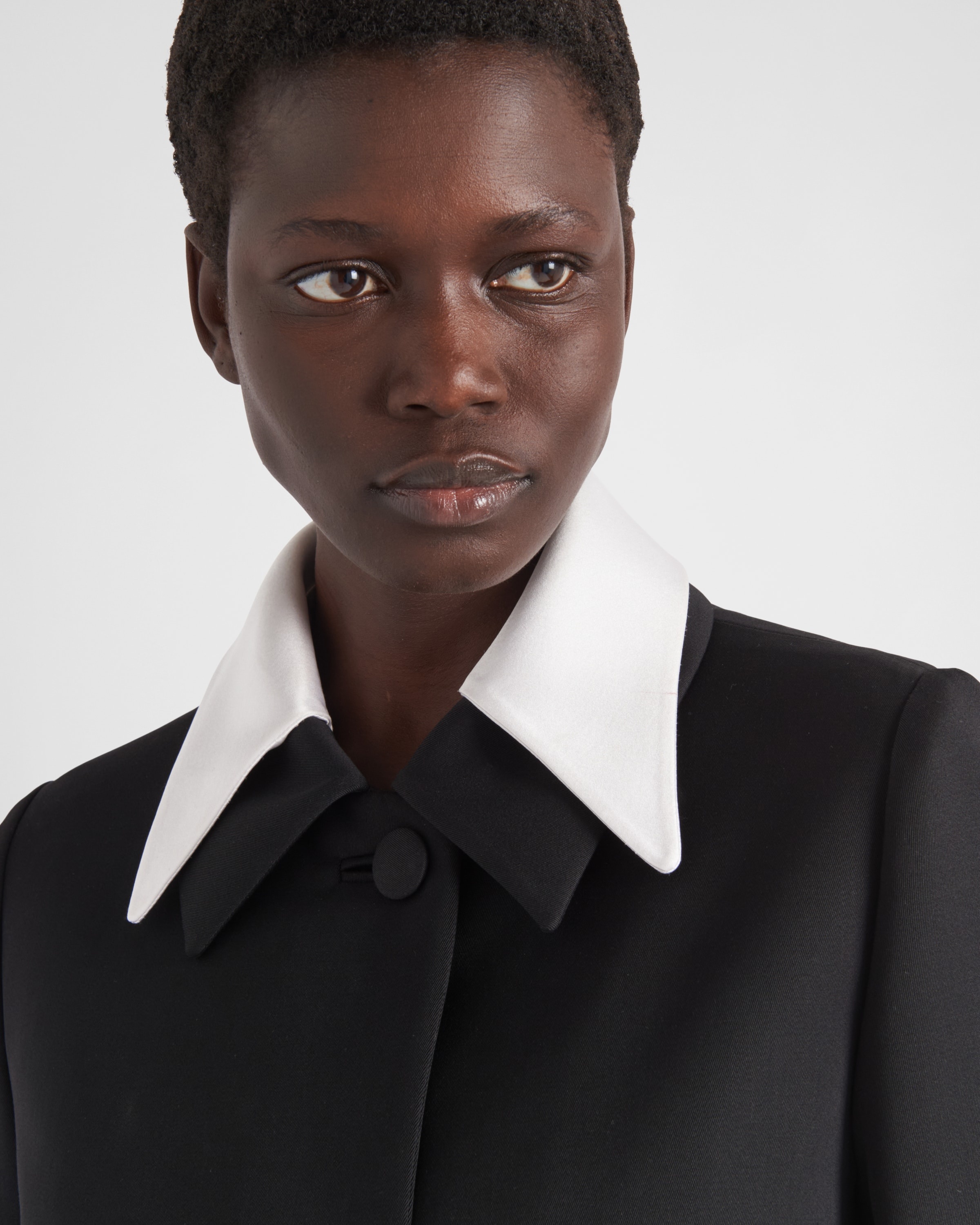 Singled-breasted wool sateen coat with collar - 3