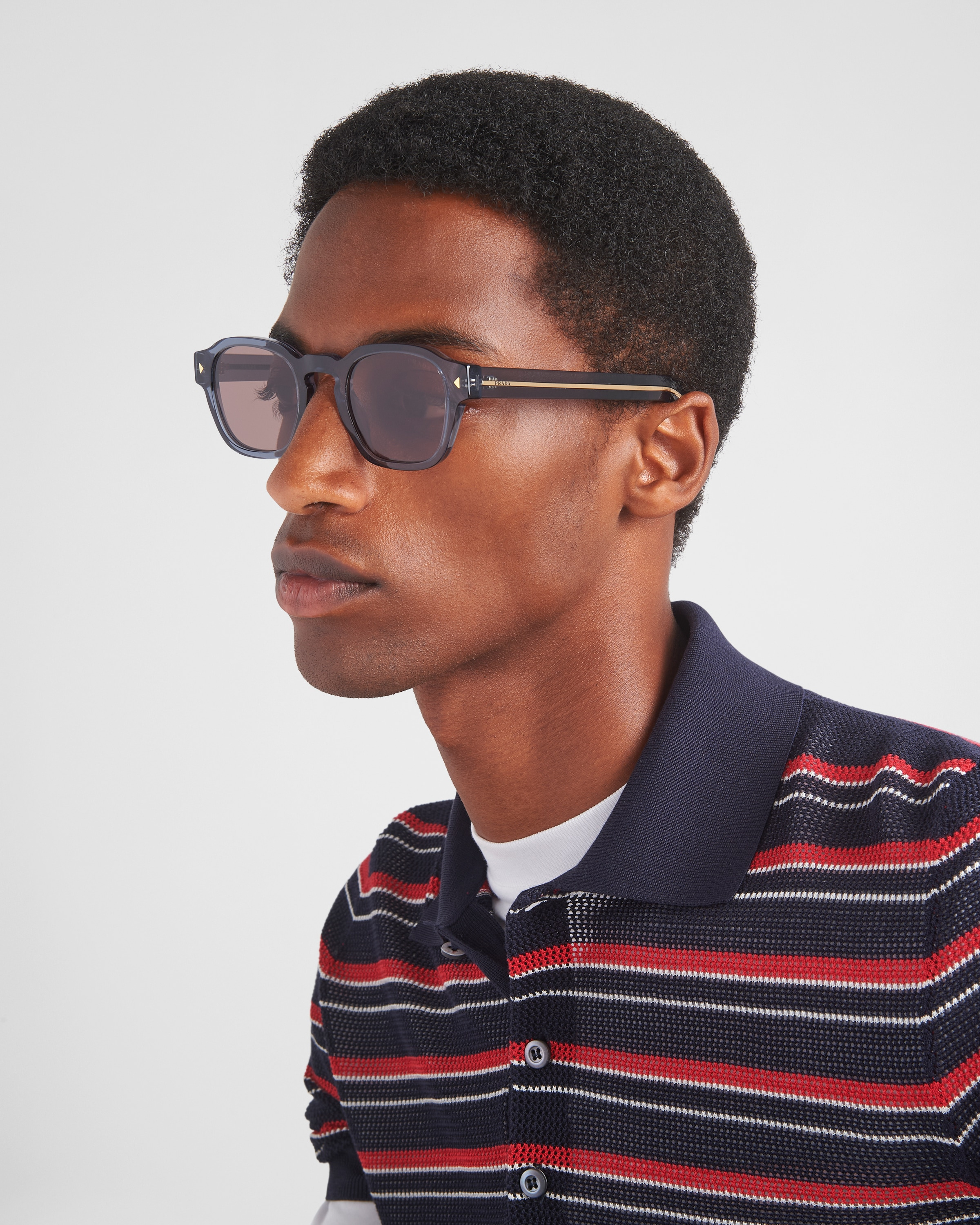Sunglasses with iconic metal plaque - 6