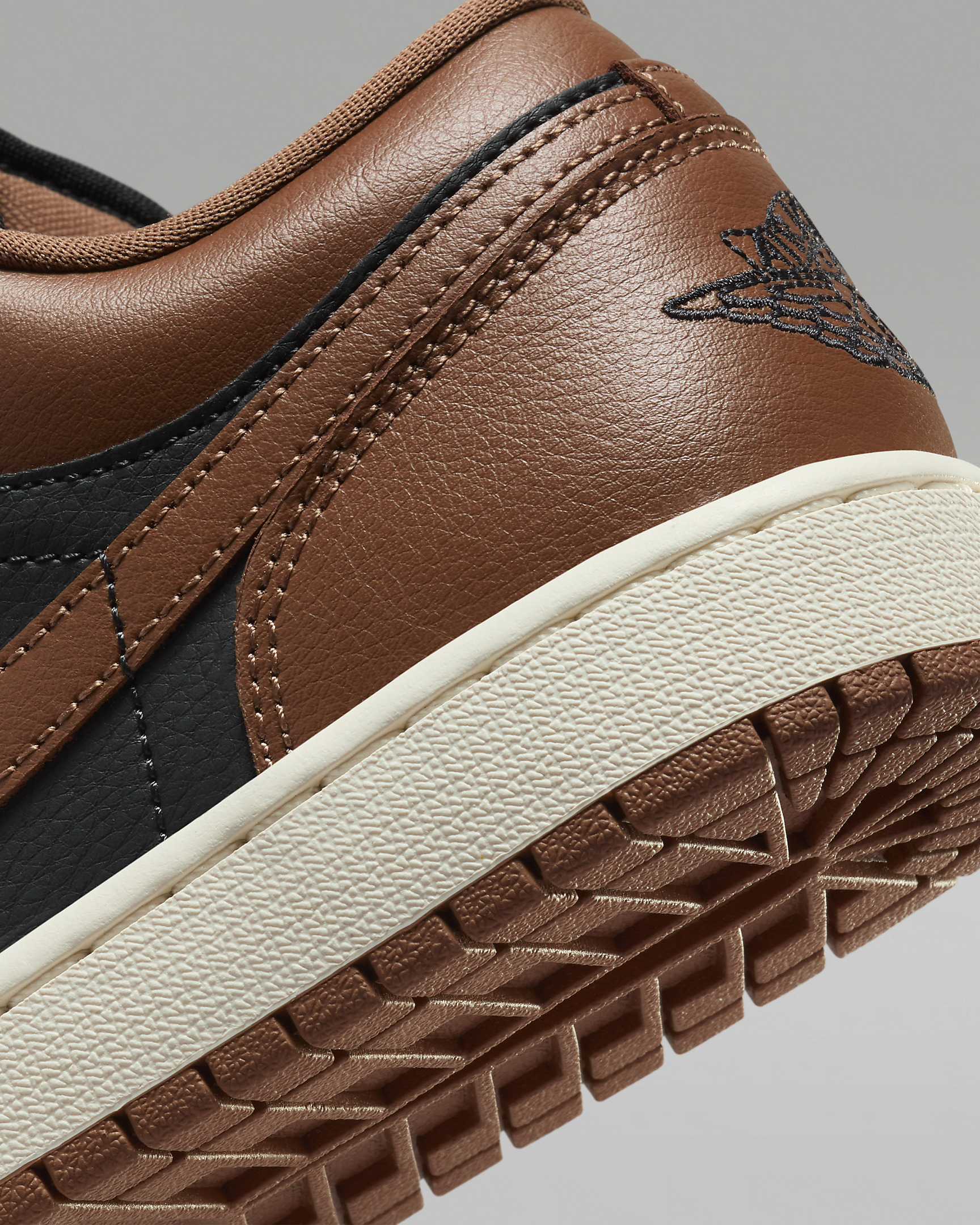 Air Jordan 1 Low Women's Shoes - 8