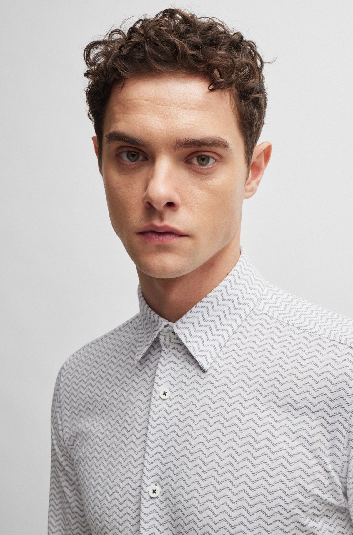 SLIM-FIT SHIRT IN PATTERNED PERFORMANCE-STRETCH FABRIC - 3