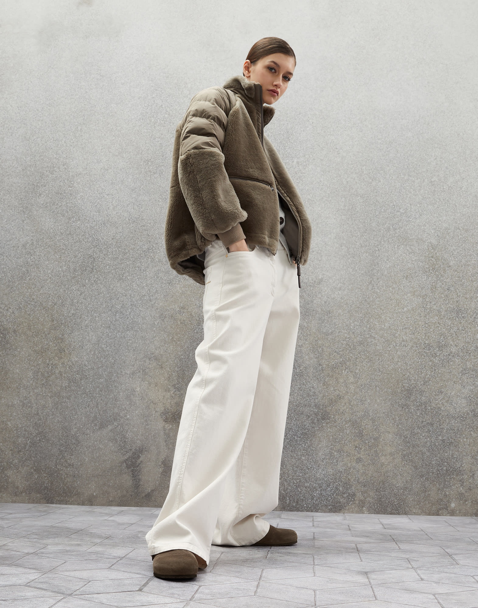 Suede clogs with shearling lining and precious strap - 4