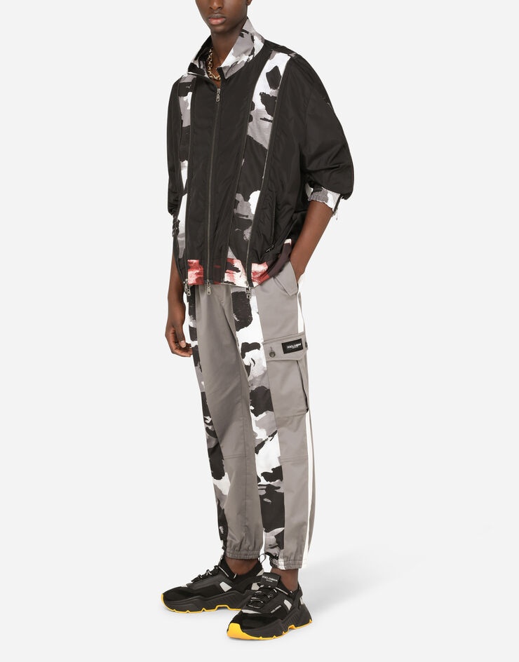 Cotton jogging pants with camouflage- print details - 6