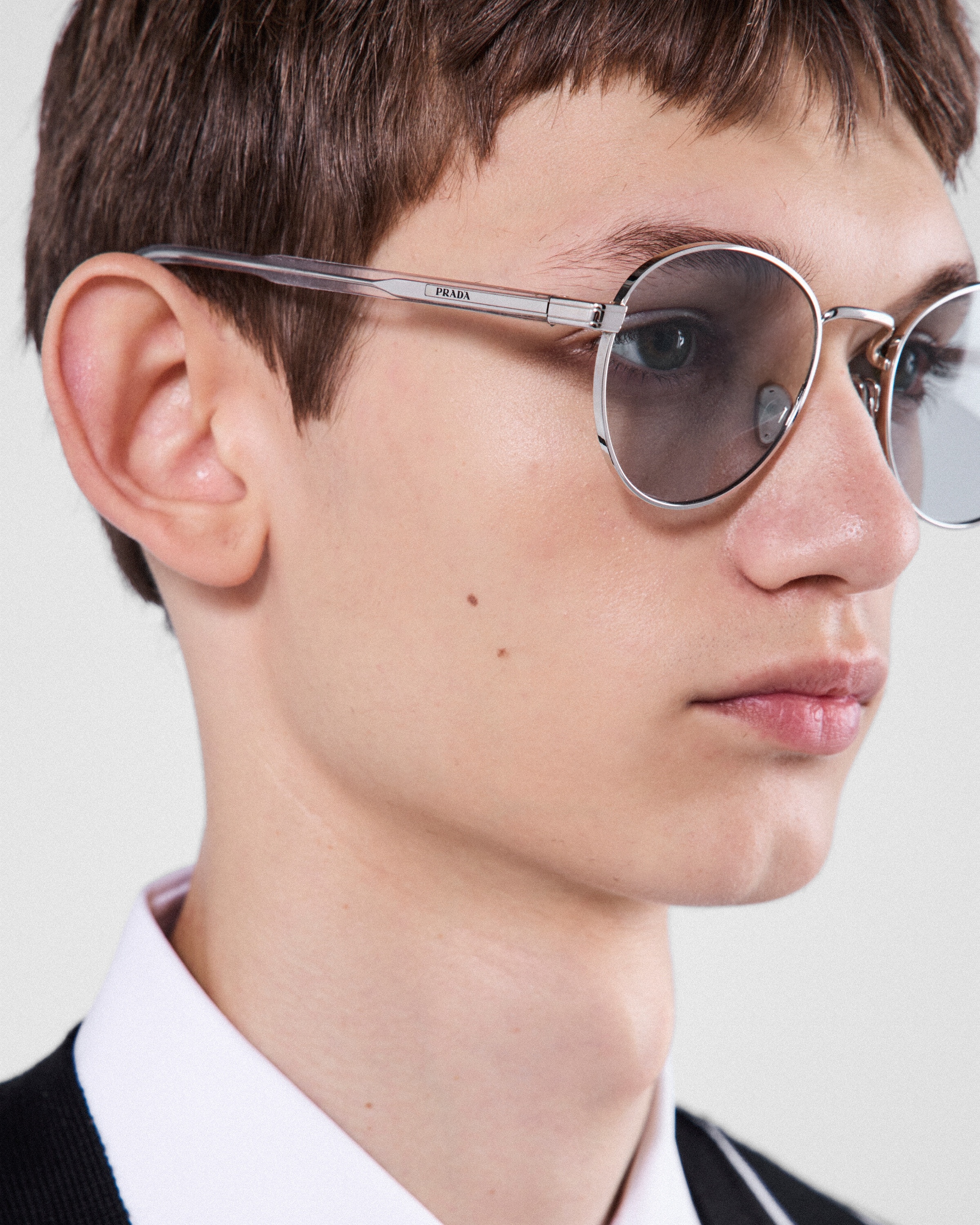 Sunglasses with the iconic metal plaque - 6